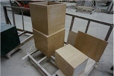 Bonn Plinth Seas Taispeána Marmair Nádúrtha